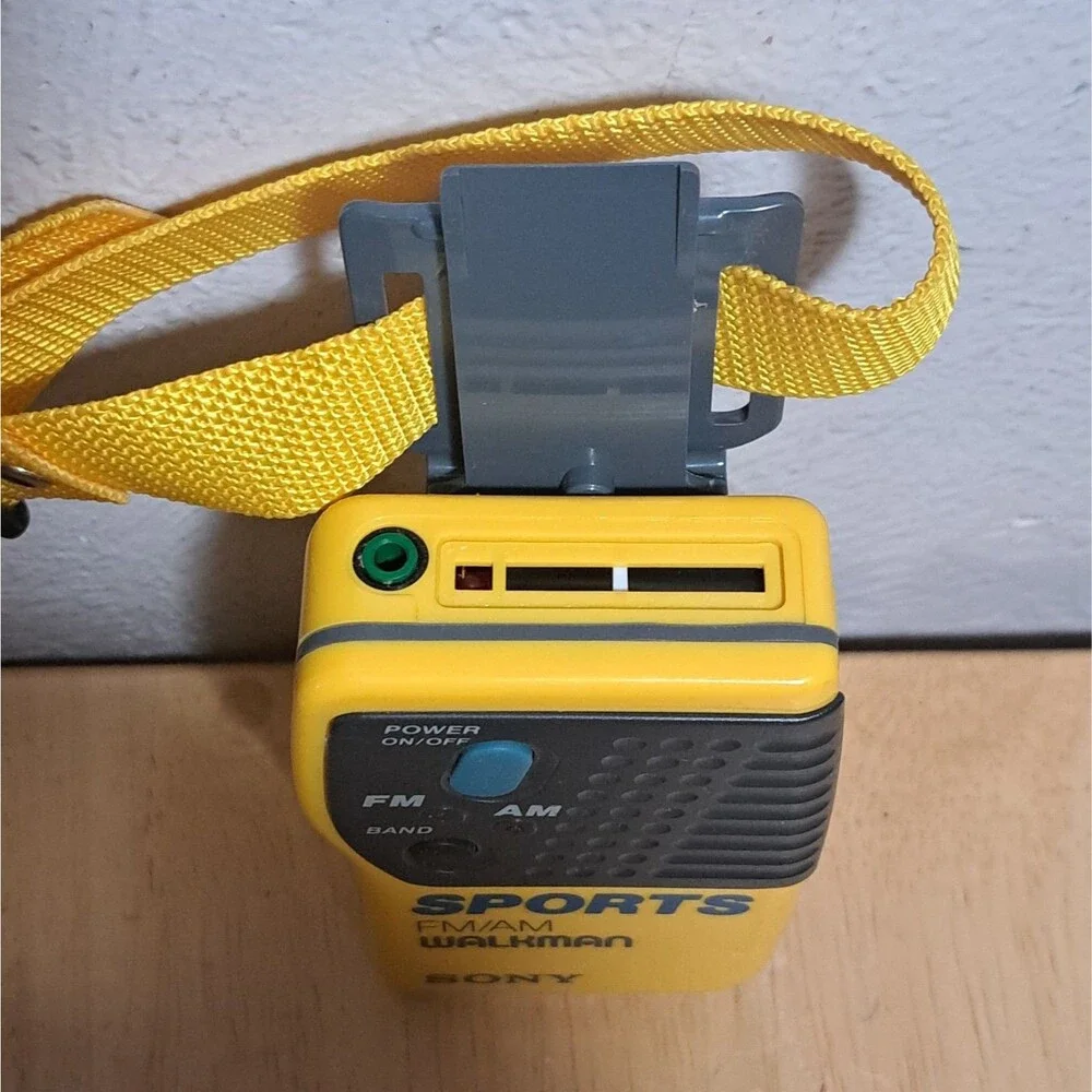 Vintage SONY FM/AM Sport Walkman Radio Yellow w Belt Strap WORKS READ!!!!